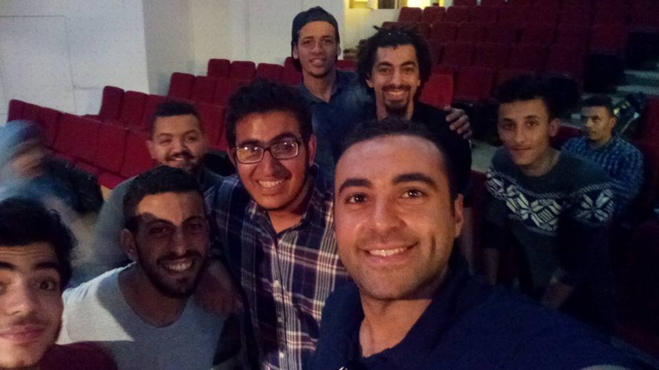 4 الرائد أيمن العايدى مع عدد من الطلاب بجامعة القاهرة
