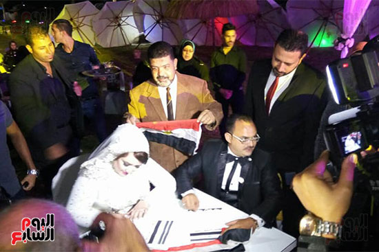 العروسان خلال التوقيع