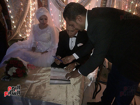 عريس وعروسة يوقعان على استمارة علشان تبنيها بقنا  (2)