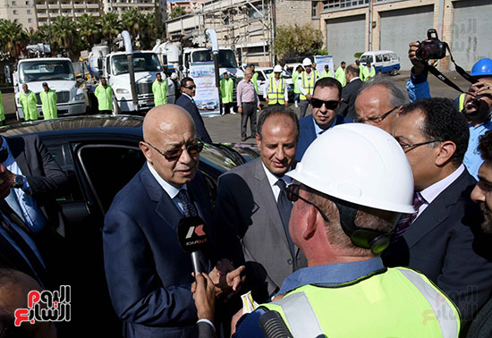 رئيس الوزراء يتفقد محطة تنقية الإسكندرية (10)