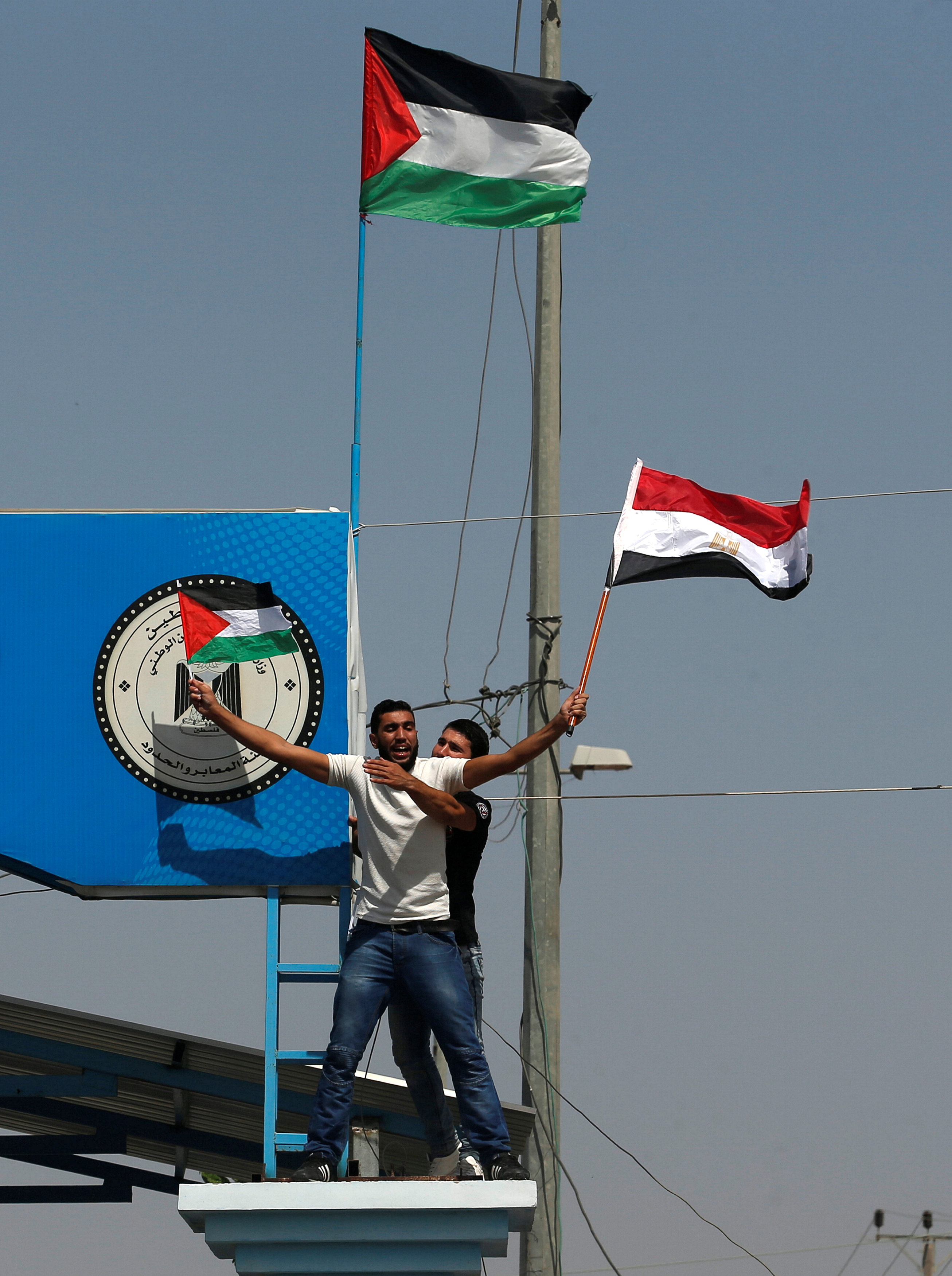 العلم المصرى والفلسطينى