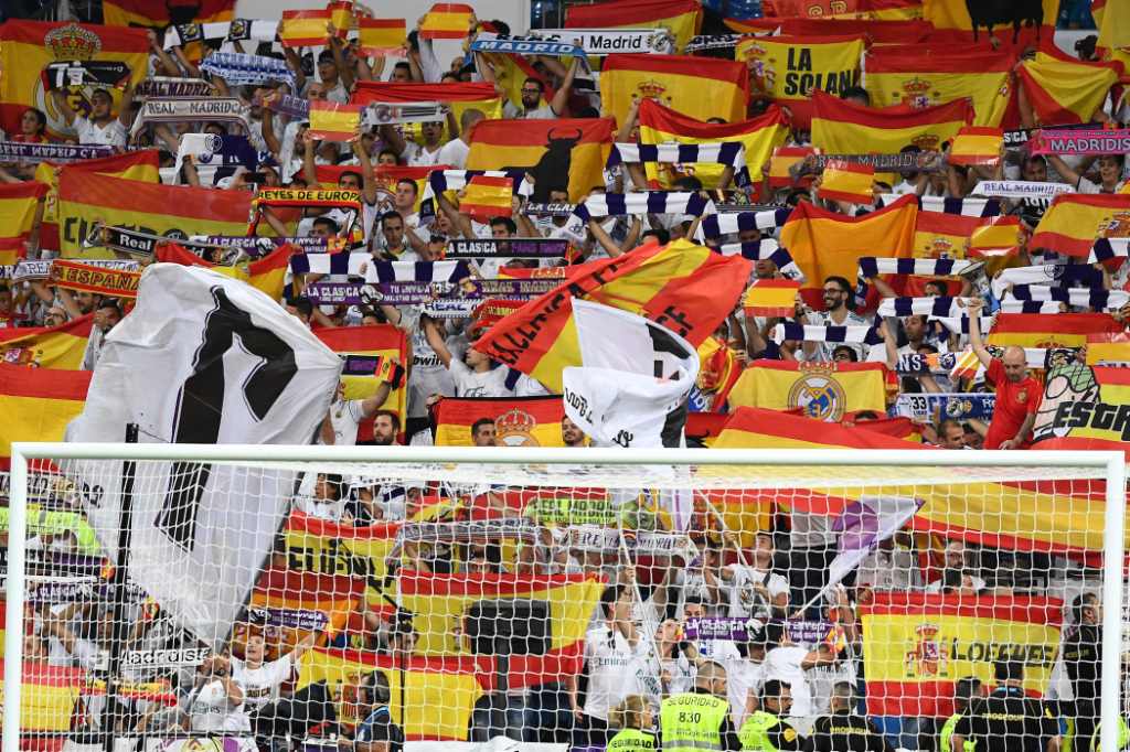 جماهير ريال مدريد ترفع أعلام إسبانيا