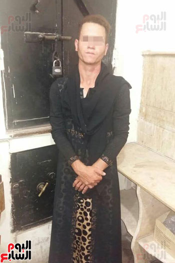  الشاب اثناء عرضه علي النيابة العامة