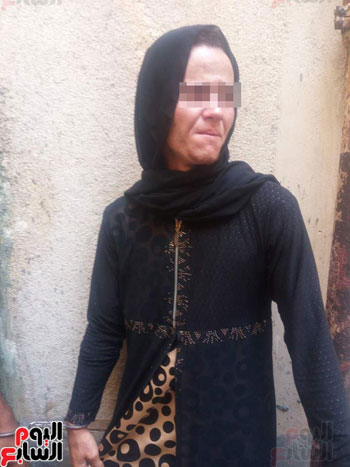 الشاب اثناء عرضه بملابسه الحريمي علي النيابة العامة