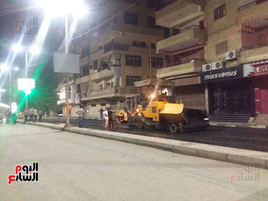 جانب من أعمال الرصف الليلي للشوارع بالأقصر