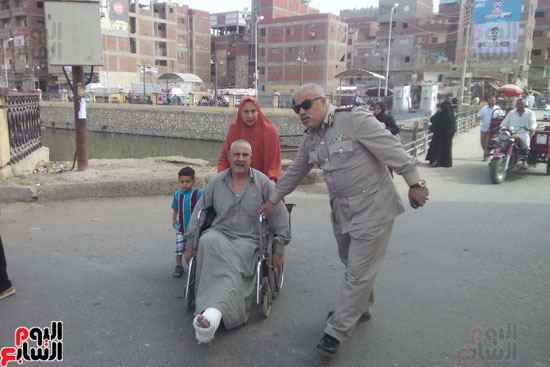 مدير مرور كفر الشيخ يساعد مريض على عبور الطريق