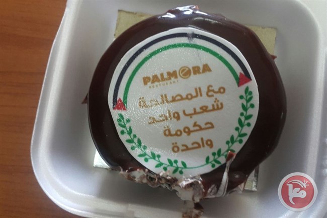 توزيع كعك المصالحة مجانا على الفلسطينيين