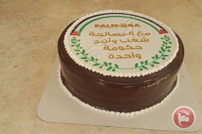 صاحب مخبز فى غزة يوزع كعك بمناسبة المصالحة