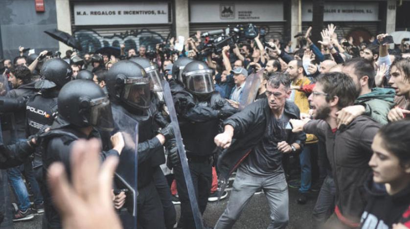 جانب من إستباكات الكتالونيين مع الشرطة الأسبانية