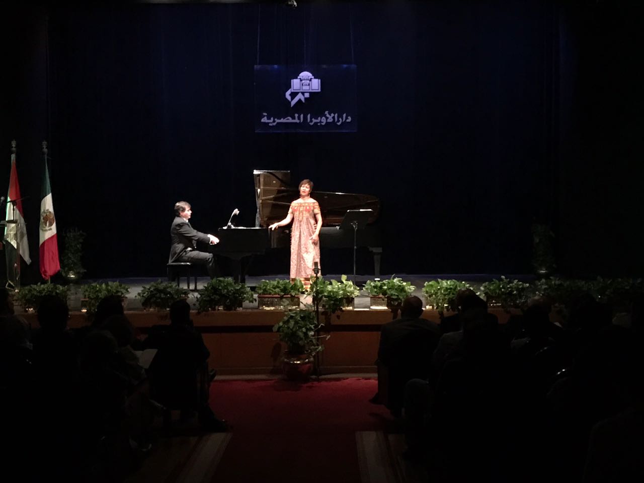 الجمهور المصرى يتفاعل مع المطربة العالمية السوبرانو زوليمار لوبيزاريوس و عازف البيانو الشهير سانتياجو بنييروا،