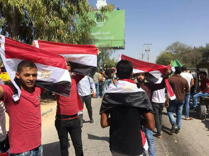 أبناء الشعب الفلسطينى يرفعون العلم المصرى فى شوارع غزة