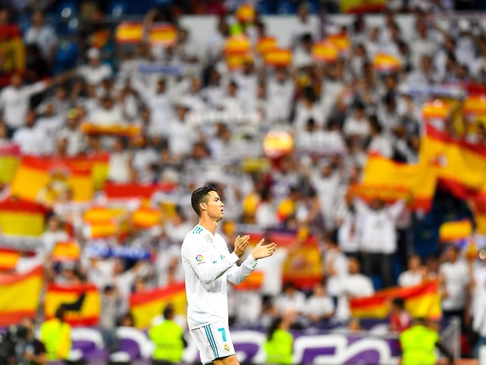 رونالدو خلال المباراة وأعلام إسبانيا