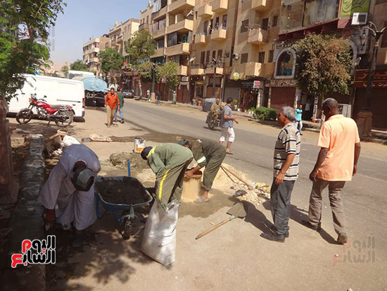  العمال يرفعون كفاءة شارع المحطة بمدينة الأقصر