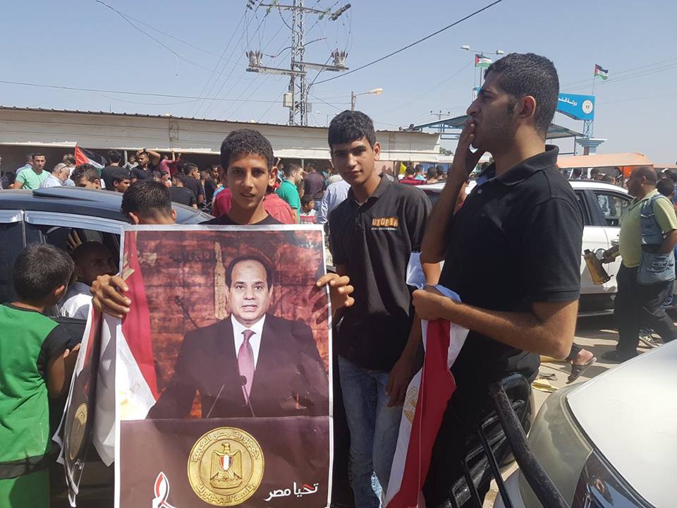 فلسطينيون يرفعون صورة الرئيس السيسى فى شوارع غزة