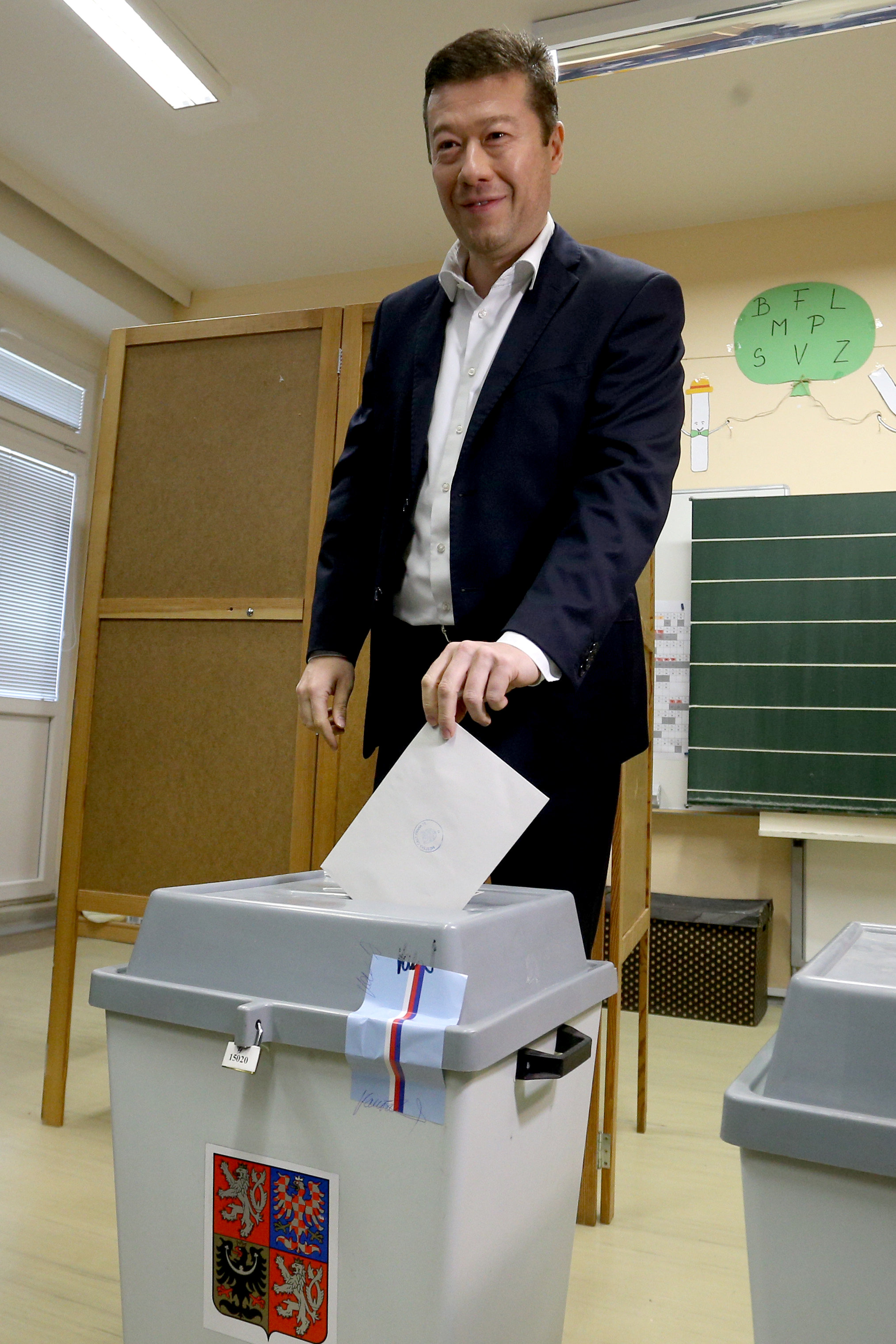زعيم حزب الحرية والديمقراطية المباشرة يضع ورقة الاقتراع فى صندوق الانتخابات