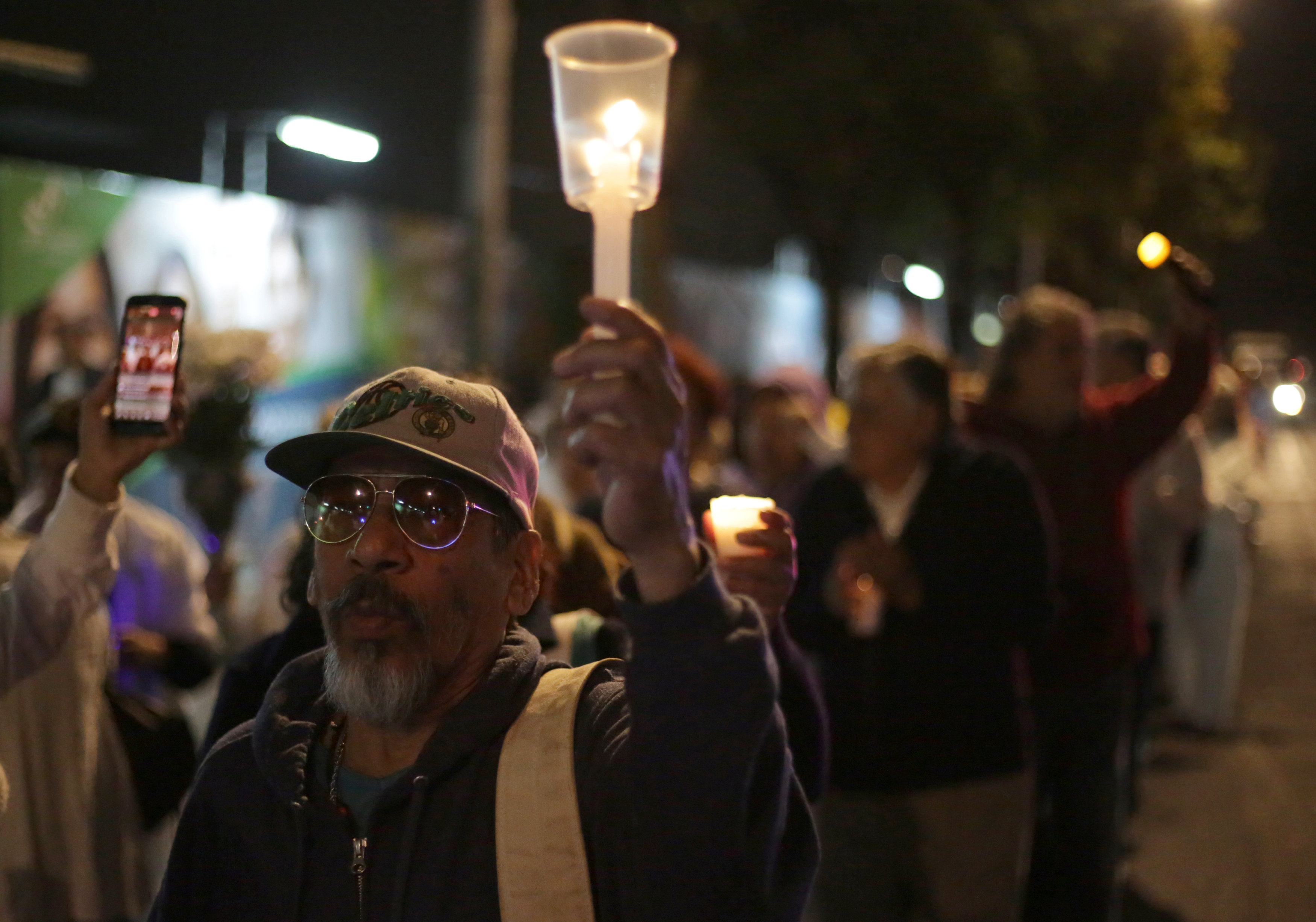 مسيرة بالشموع فى المكسيك تكريما لضحايا الزلزال المدمر