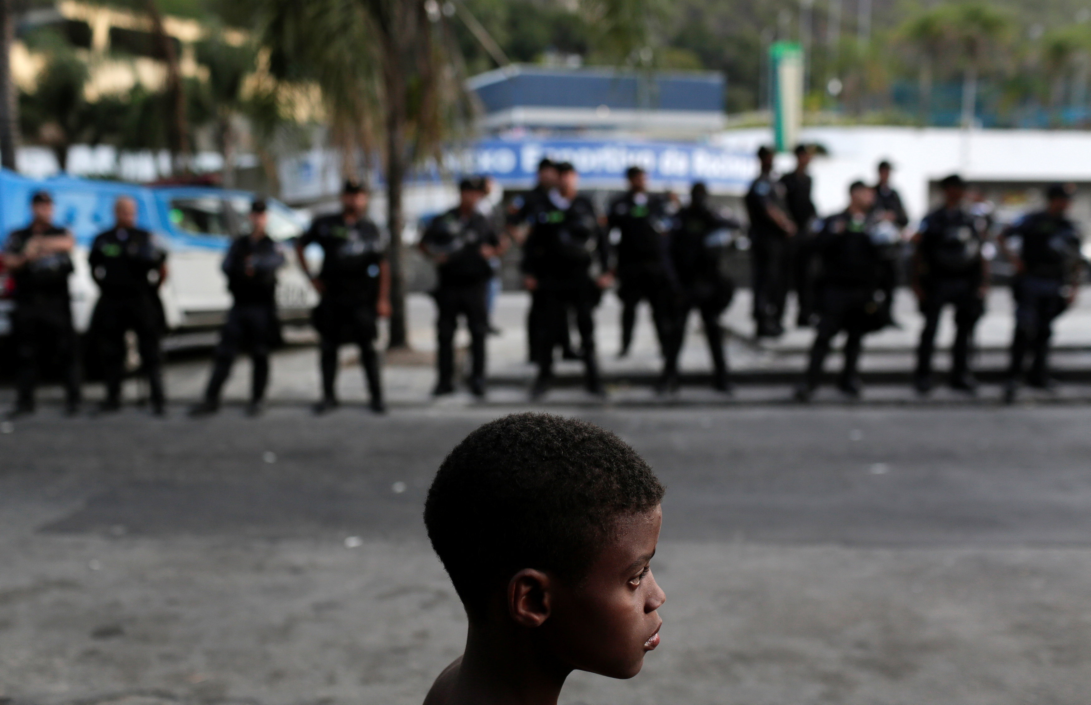 طفل أمام الشرطة البرازيلية