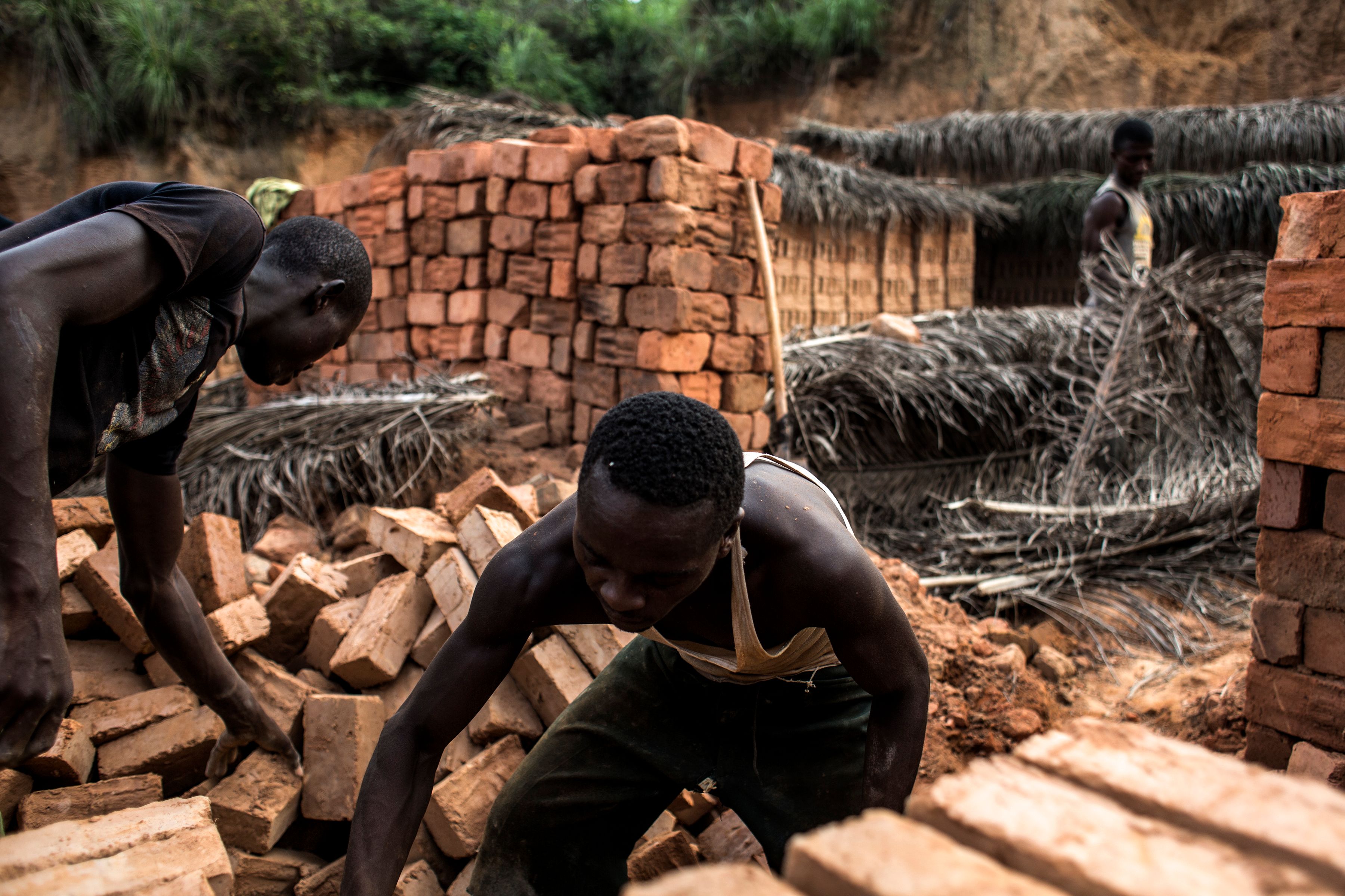 مراحل تصنيع الطوب فى الكونغو الديمقراطية