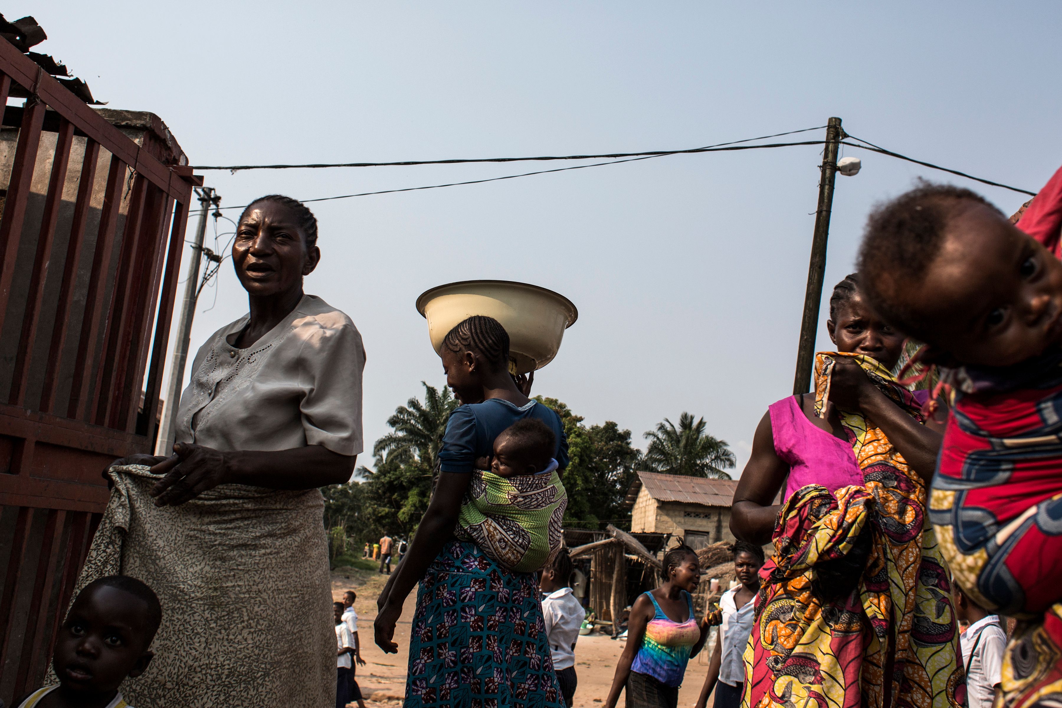 سيدات يتوافدن على السوق بمنطقة نائية فى الكونغو الديمقراطية