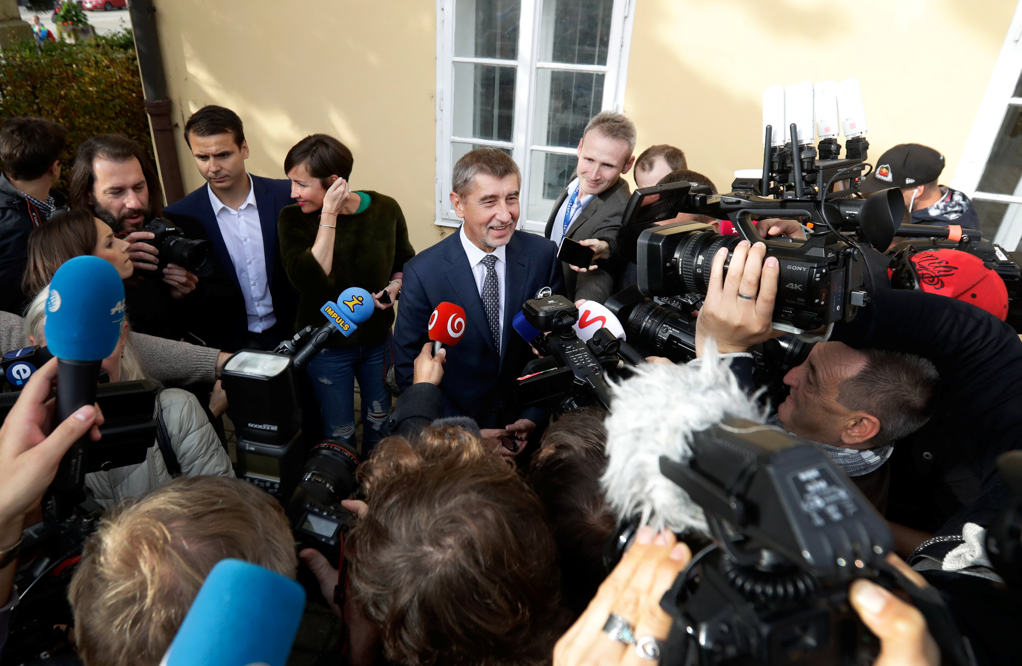 زعيم حزب انو التشيكى يتحدث لوسائل الإعلام