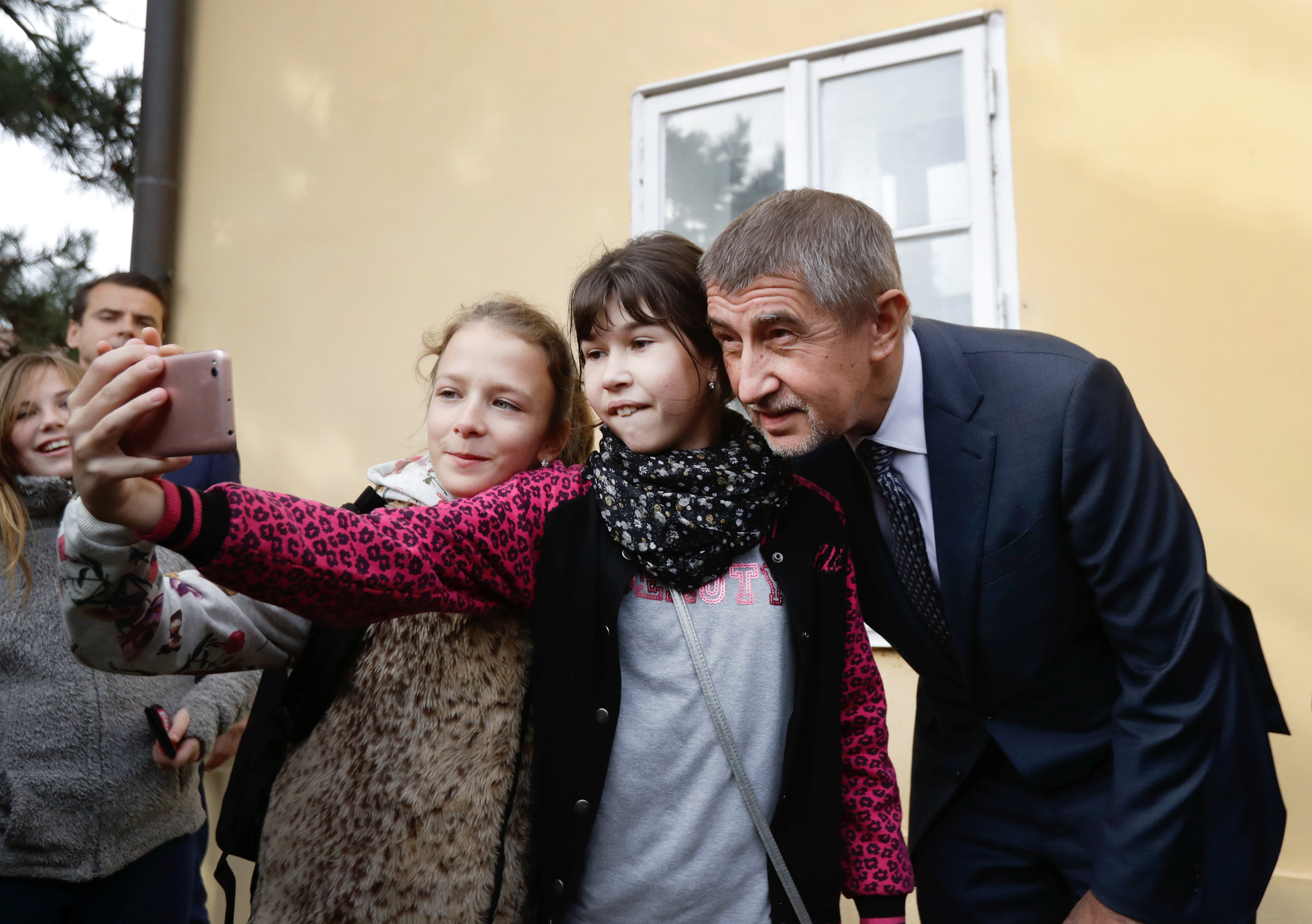 زعيم حزب انو التشيكى يلتقط صورة سيلفى مع طفلتان