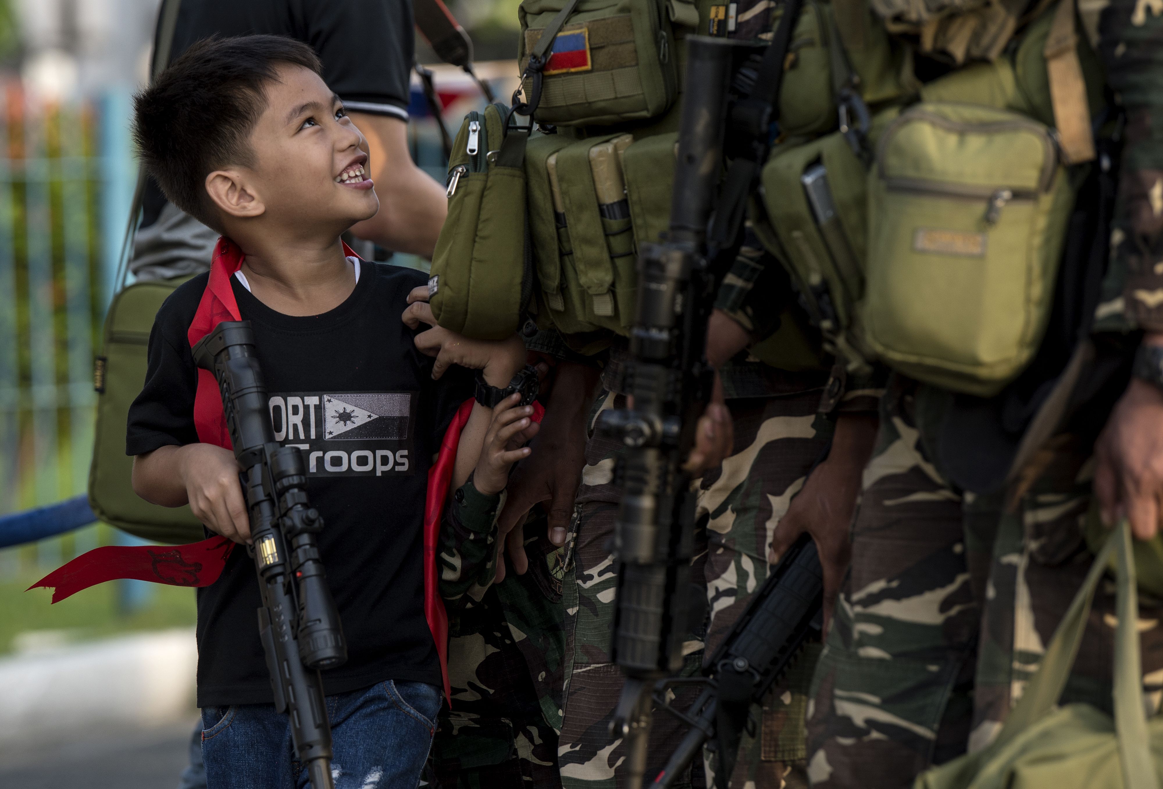 طفل يضحك لعودة والده من جبهة القتال مع داعش فى الفلبين