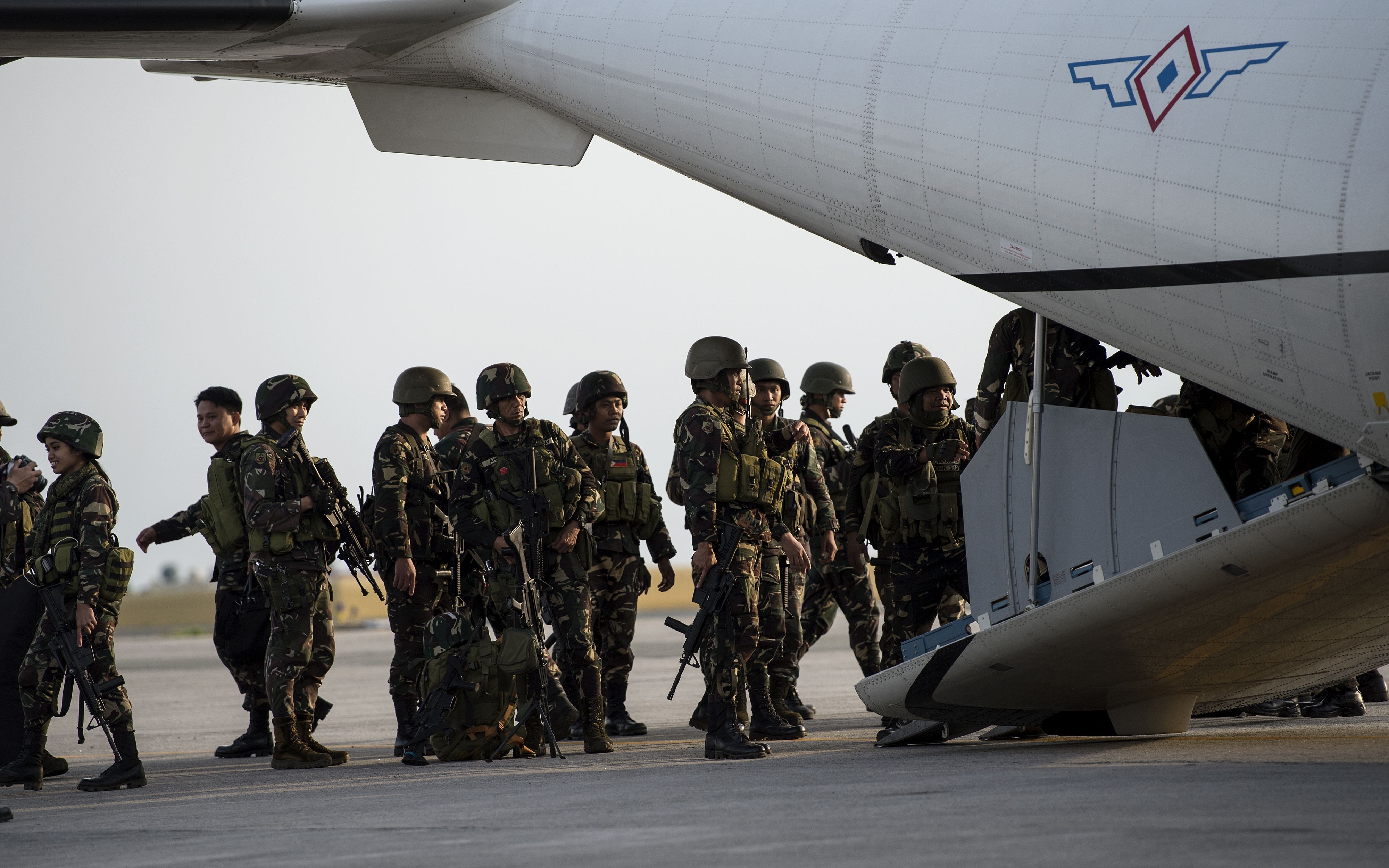 وصول الجنود الفلبينيين إلى قاعدة فيلامور الجوية