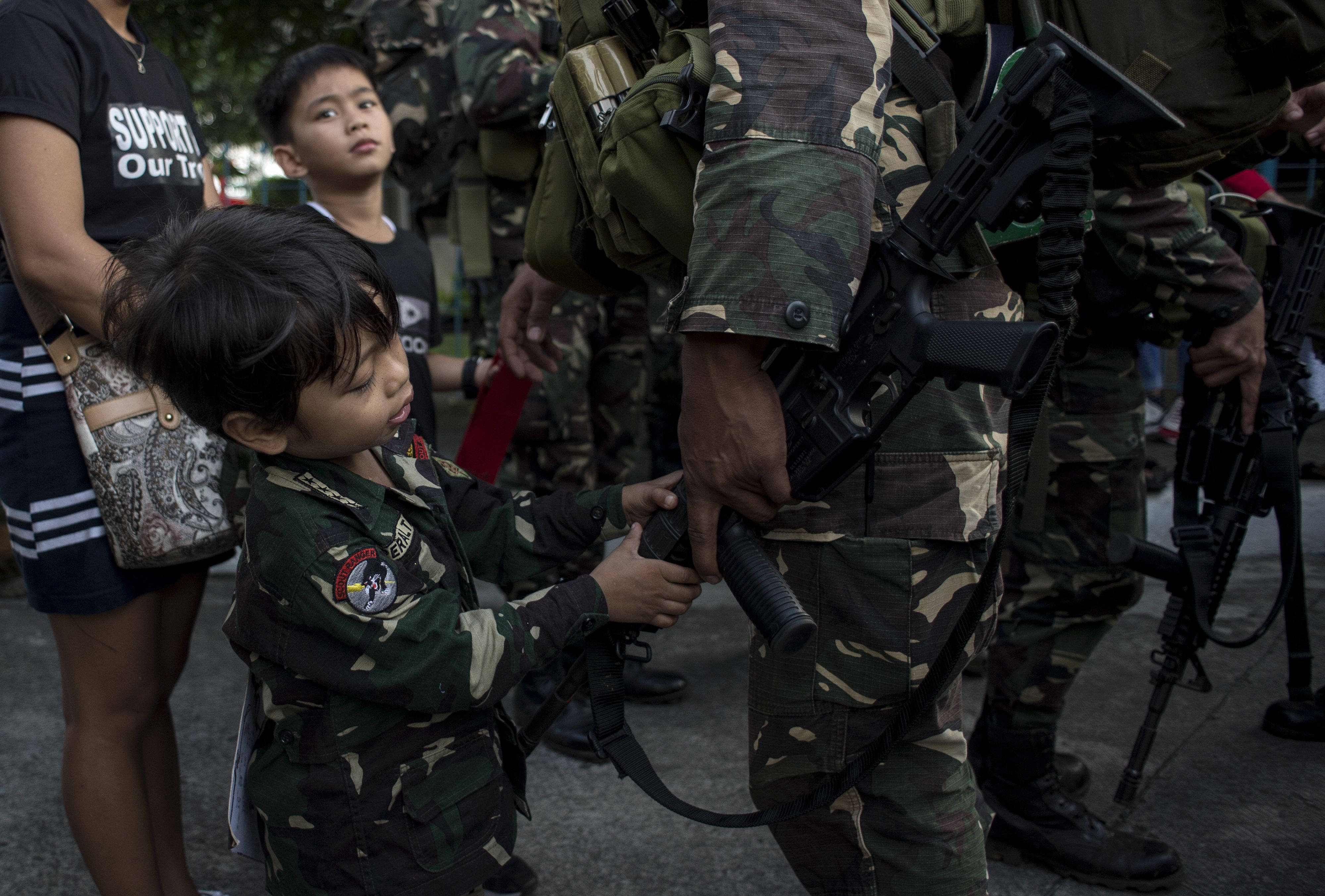أطفال فى استقبال أبائهم العائدين من محاربة داعش فى الفلبين