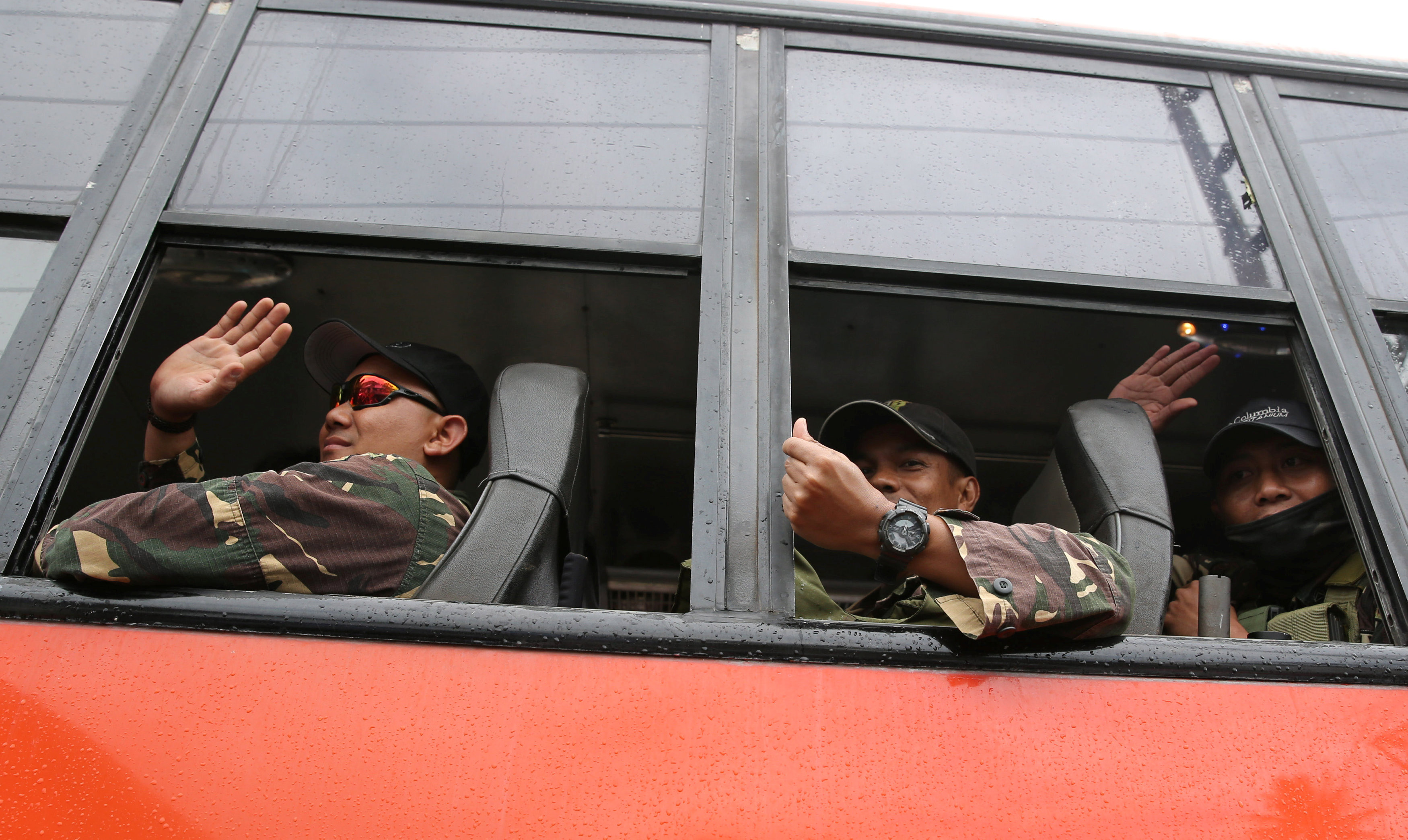 الجنود الفلبينيين يغادرون مراوى عقب تحريرها من داعش