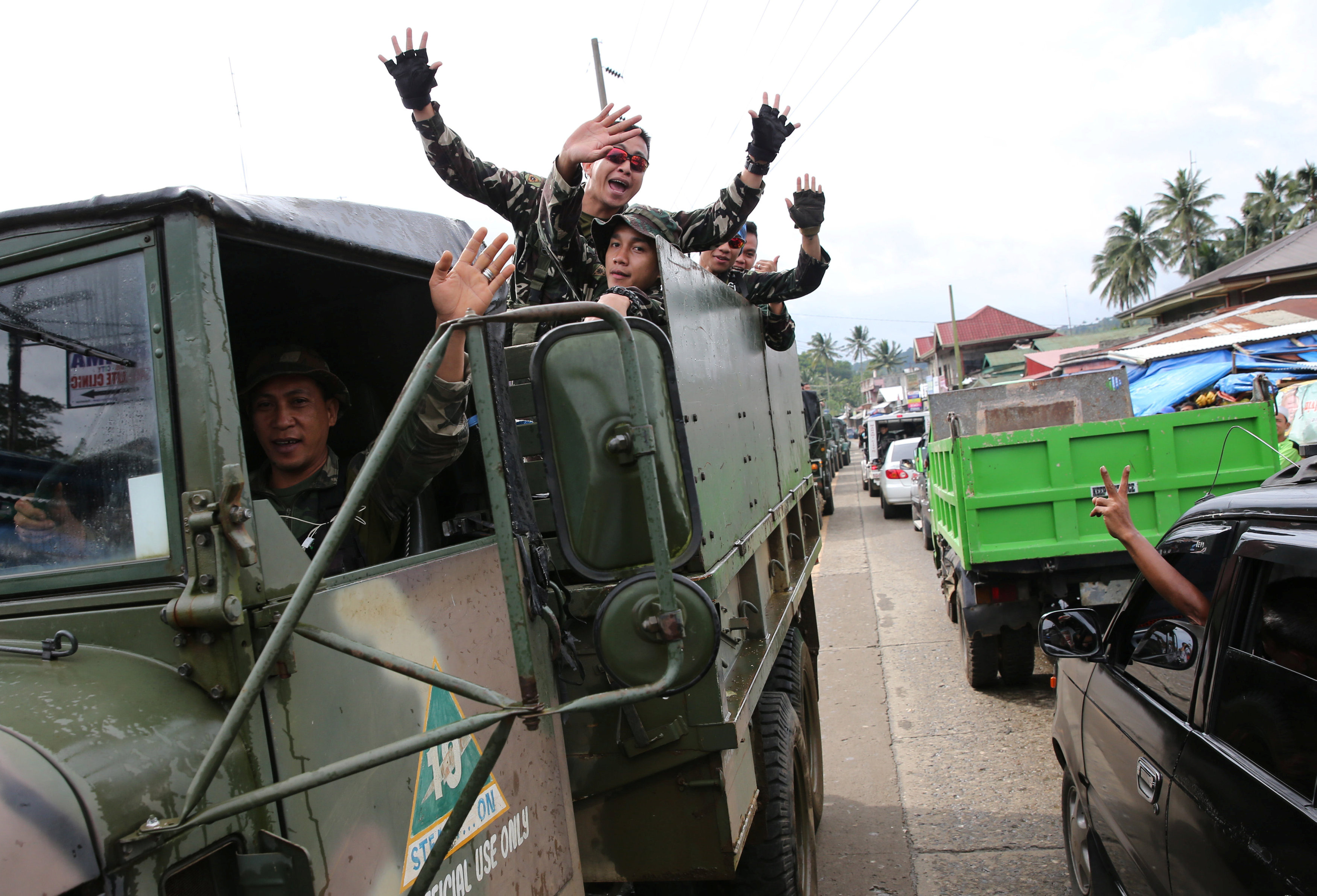 جنود يحتفلون بانتصارهم على داعش فى الفلبين