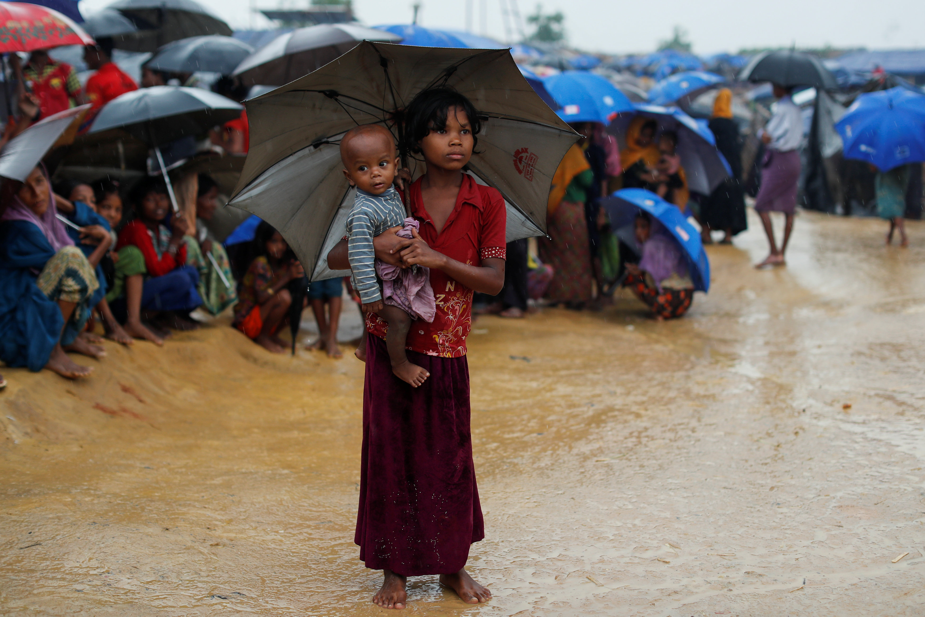 طفلة تحمل شقيقها فى مخيمات الروهينجا ببنجلادش