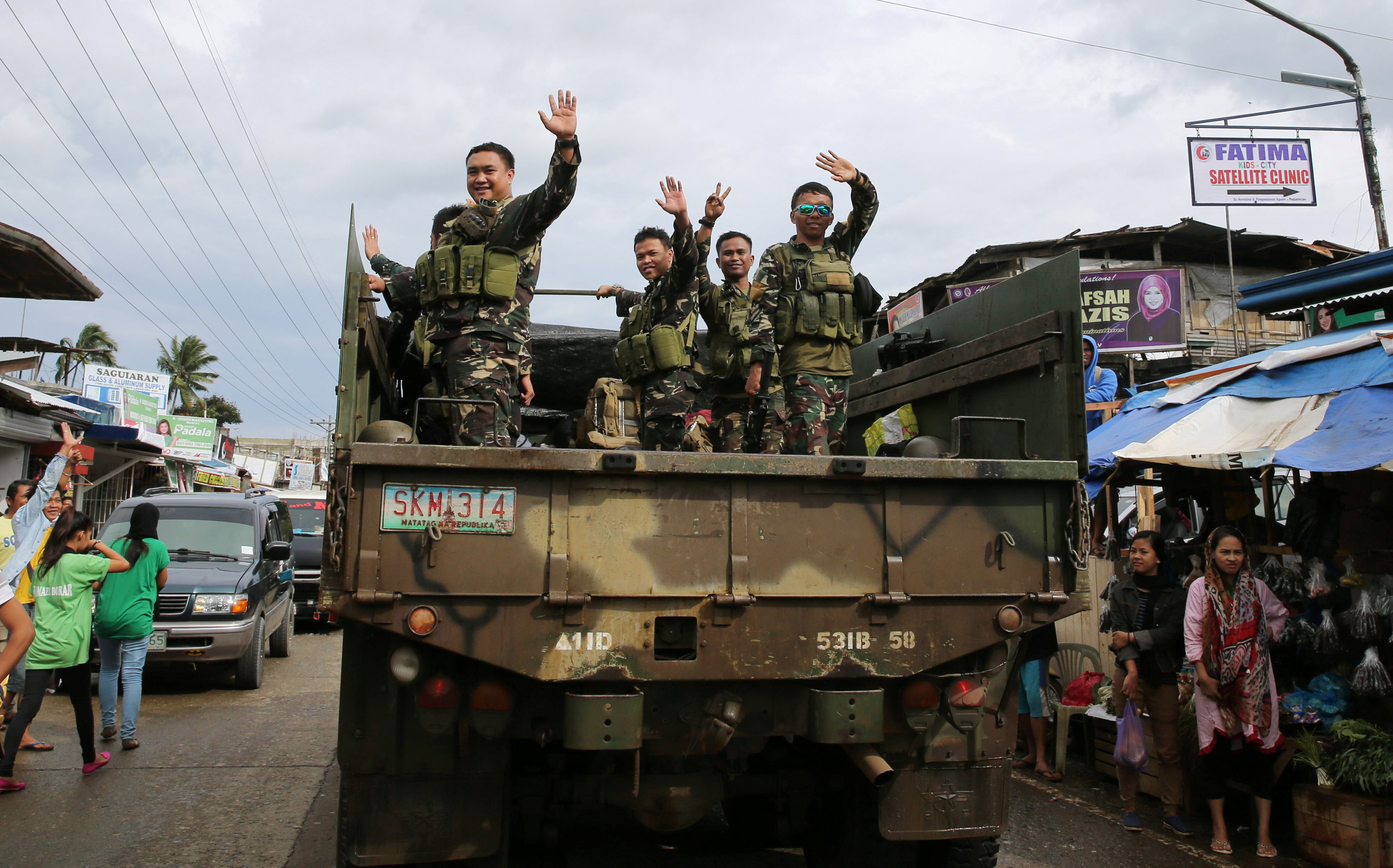 جنود يحتفلون مع مواطنى الفلبين بالانتصار على داعش