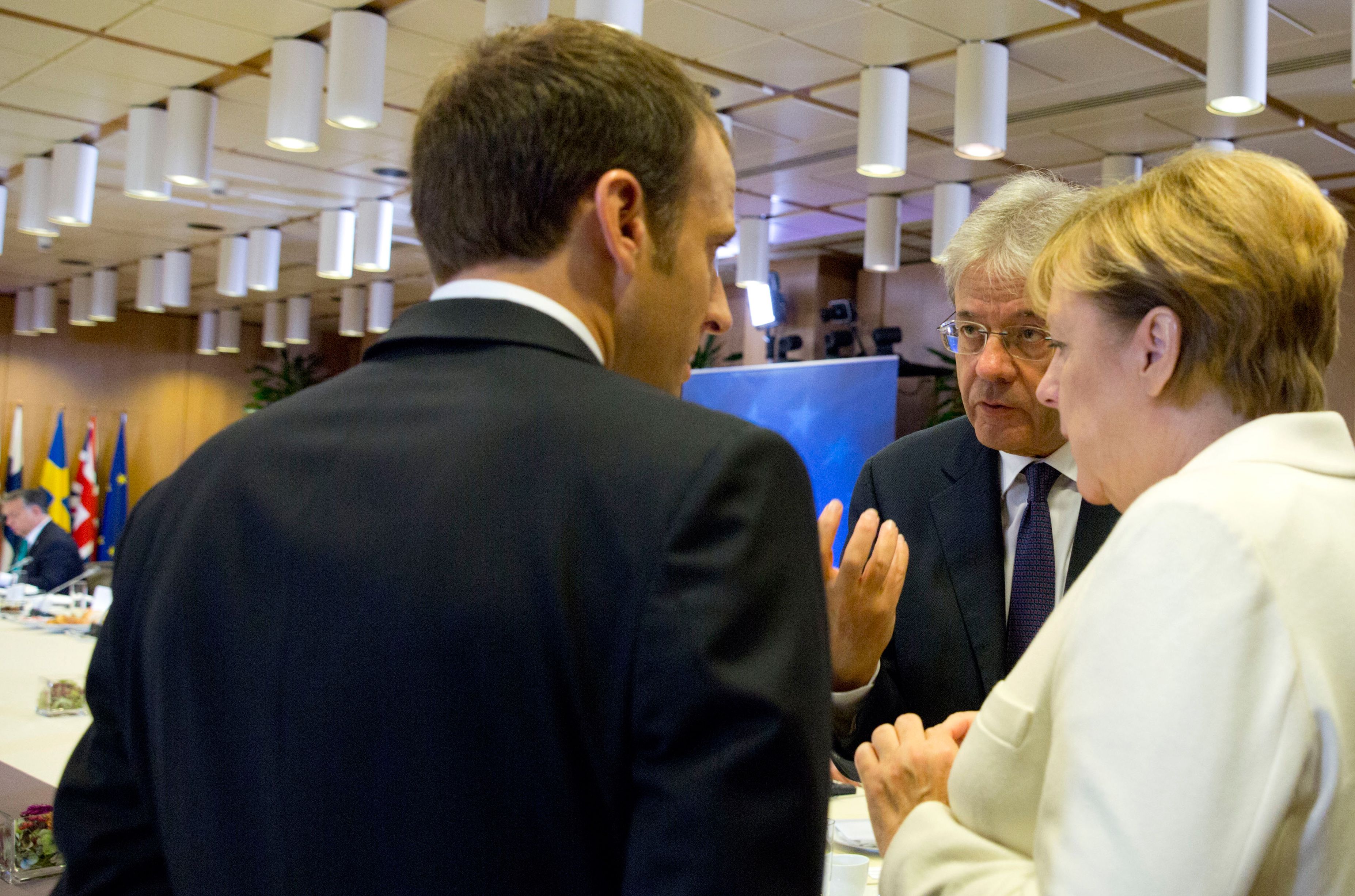 رئيس وزراء إيطاليا يتحدث مع ميركل وماكرون