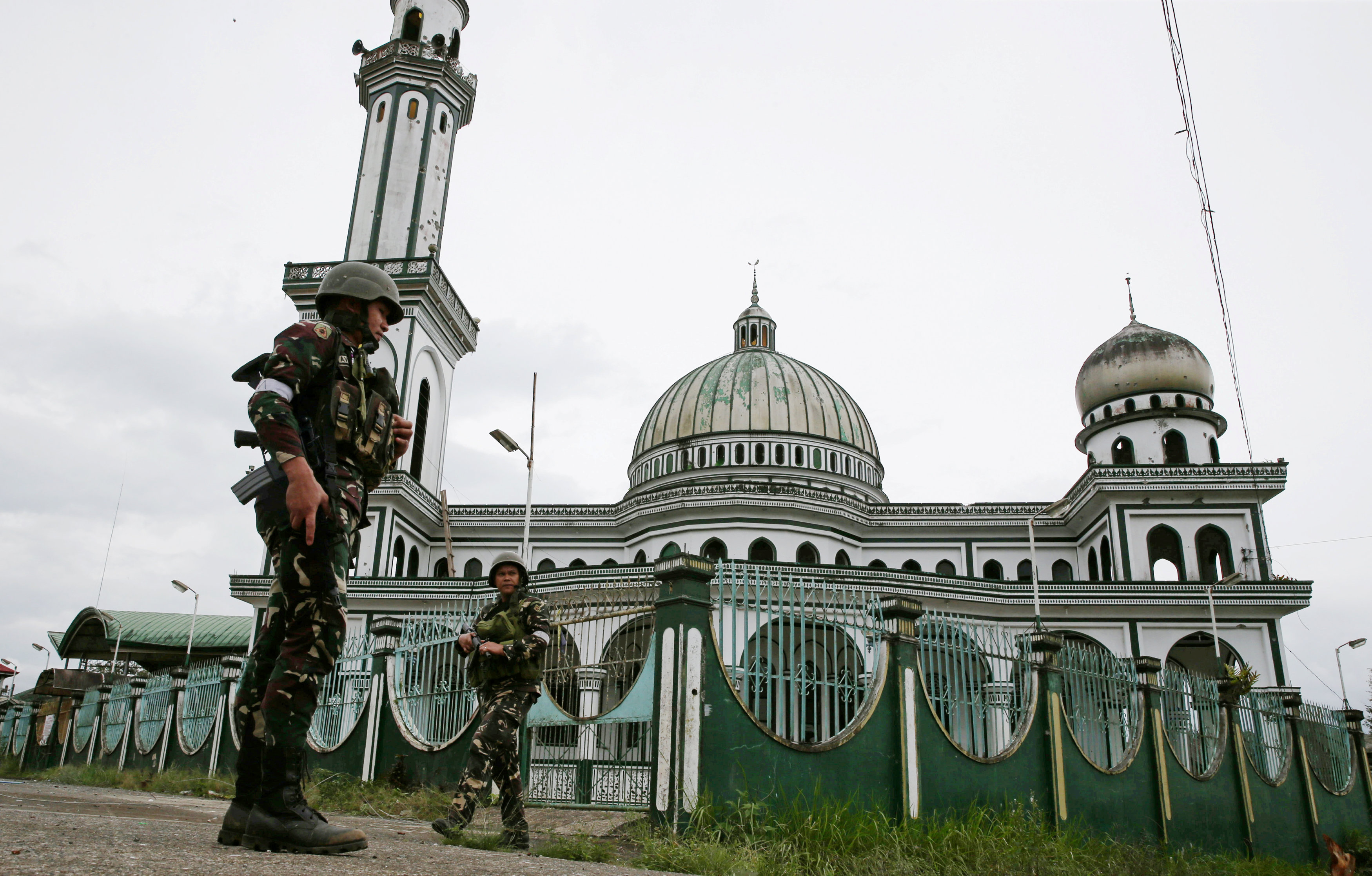 جنود فلبينيين يؤمنون المساجد فى مراوى