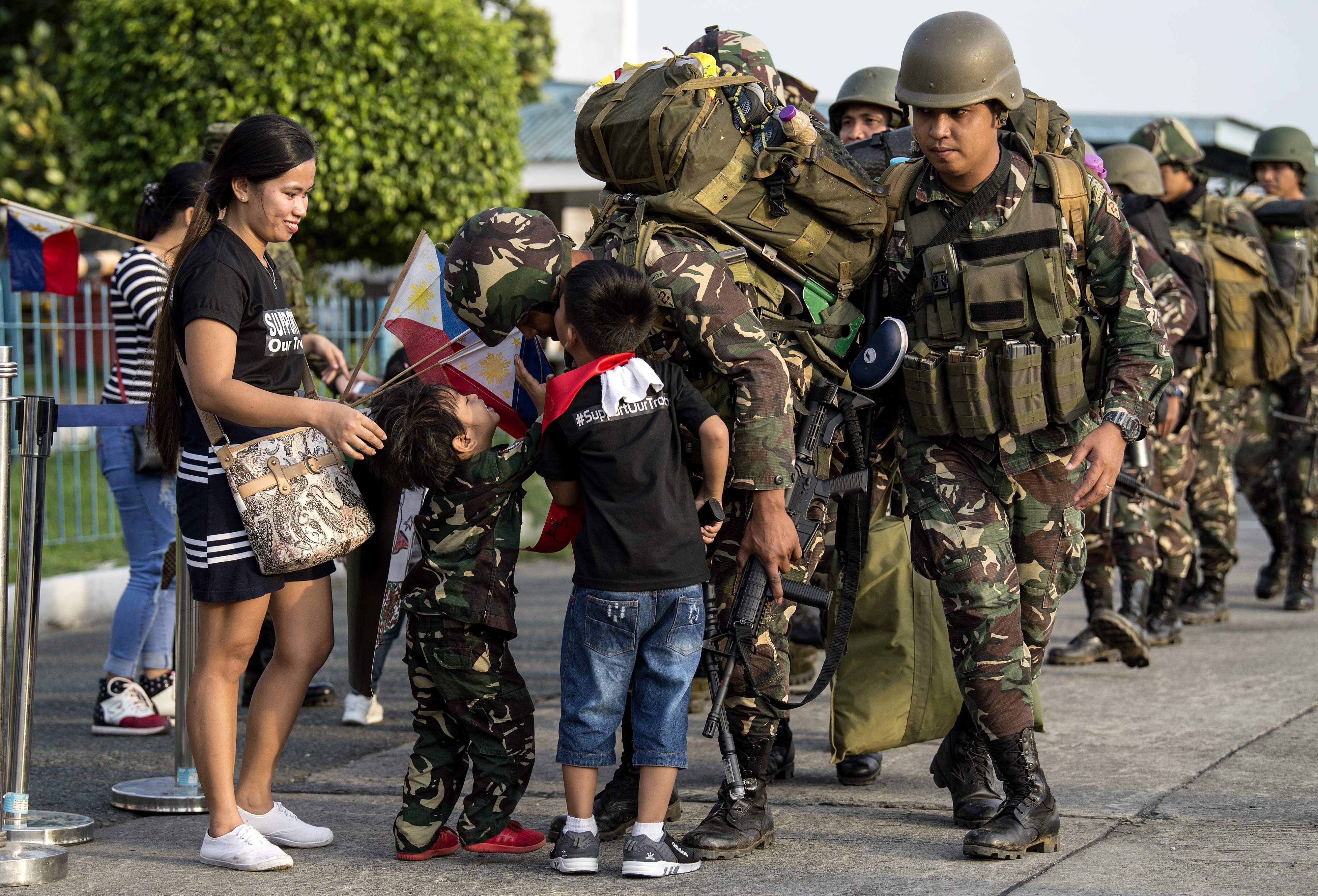 انتهاء الجنود الفلبينيين من محاربة داعش فى مراوى