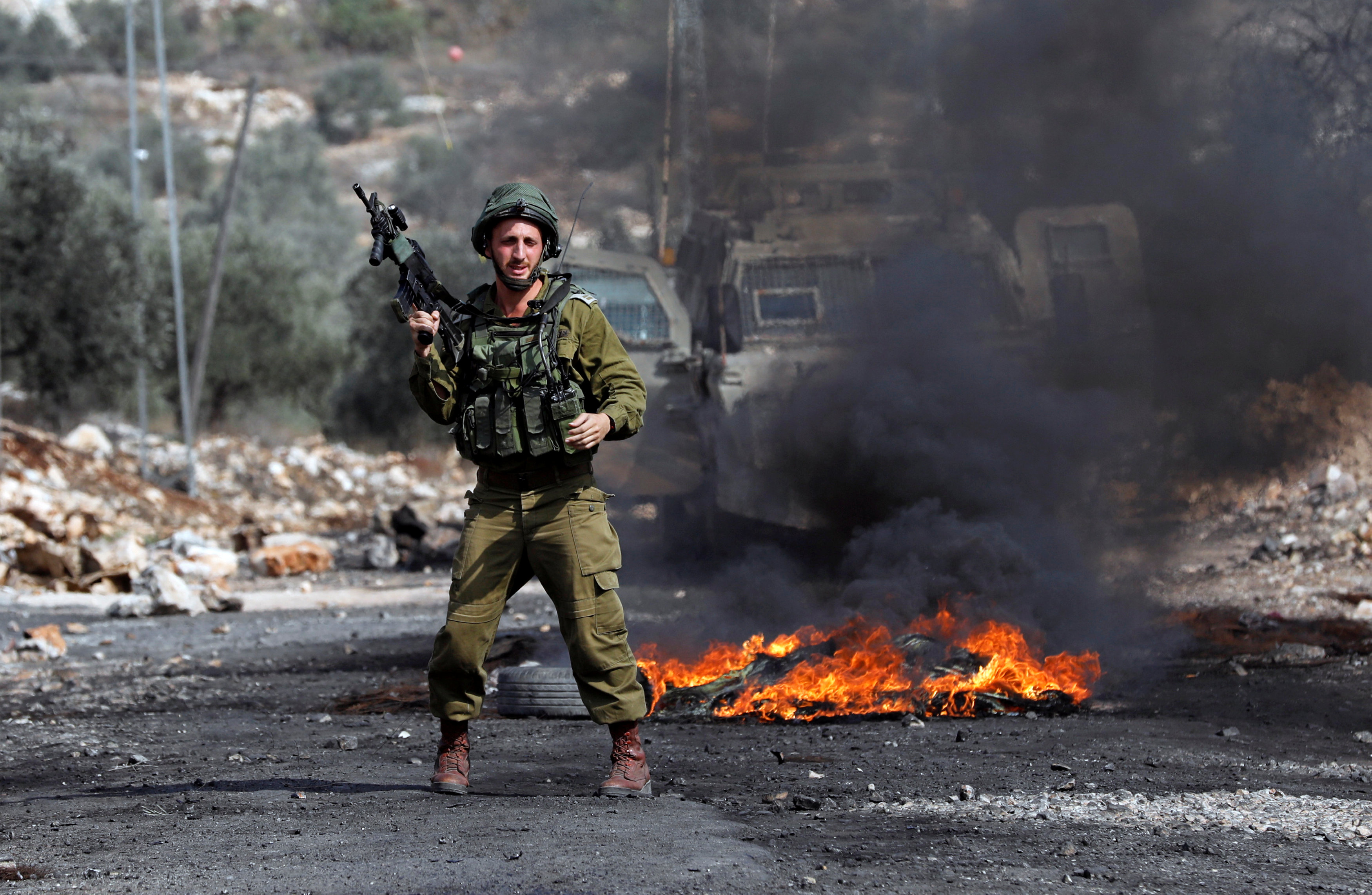 جندى إسرائيلى يواجه مظاهرات فلسطينية
