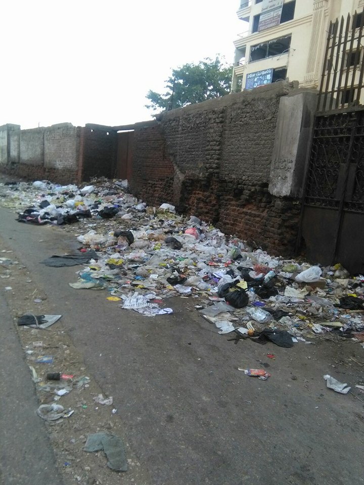 القمامة بجانب مدرسة