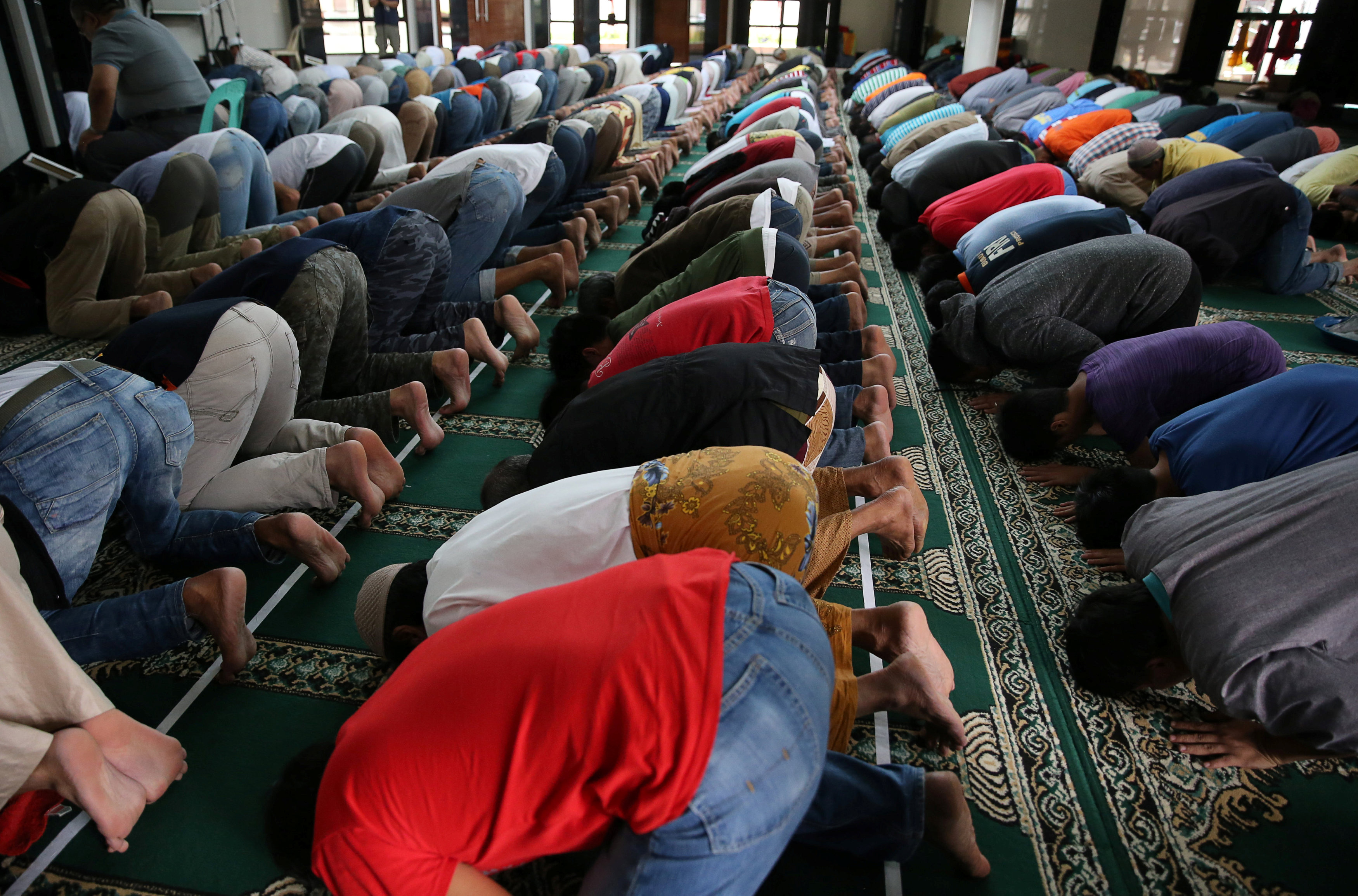 مسلمو الفلبين يؤدون الصلاة بمدينة مراوى عقب تحريرها من داعش