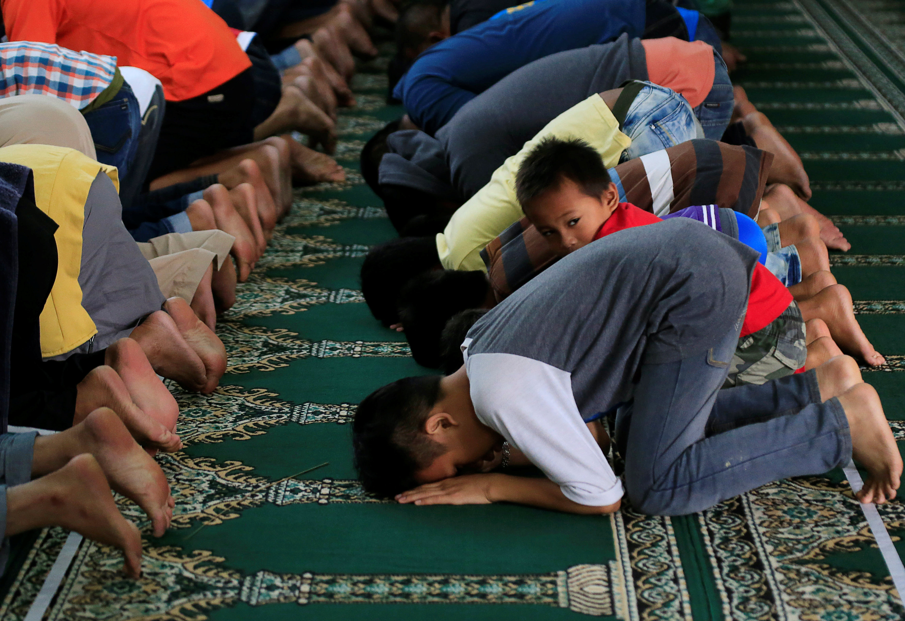 مسلمو الفلبين يؤدون الصلاة بمدينتهم عقب الانتصار على داعش