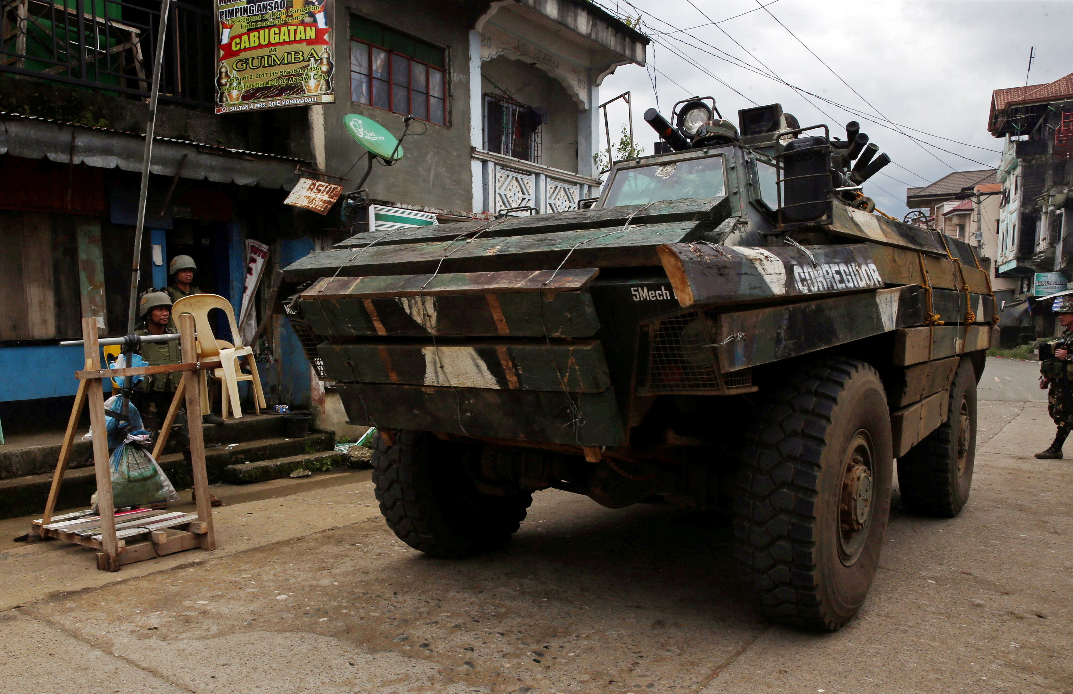 الآليات العسكرية الفلبينية تؤمن مدينة مراوى من فلول داعش