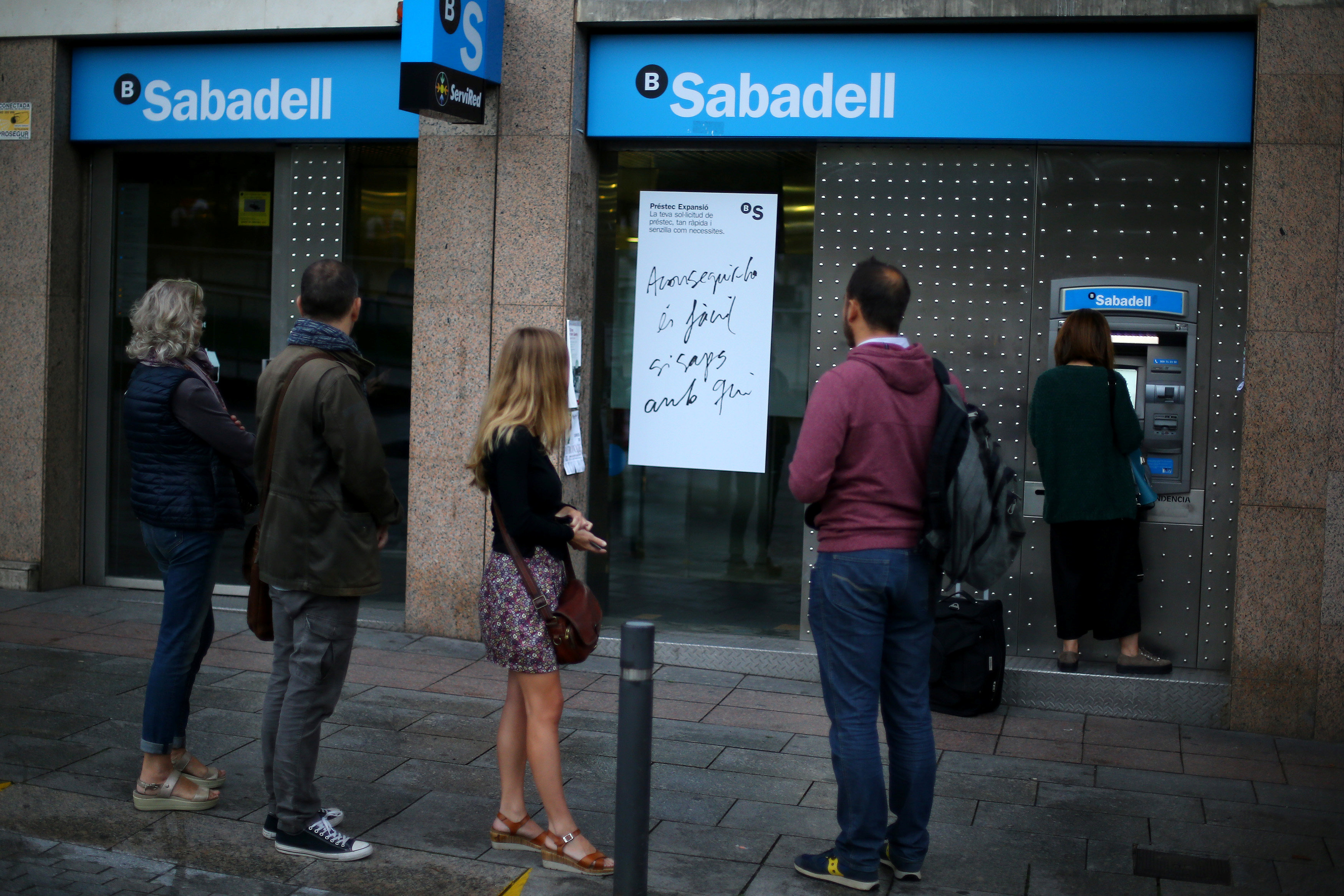 مواطنون يسحبون أموالهم من البنوك اعتراضا على معاقبة إقليم كتالونيا