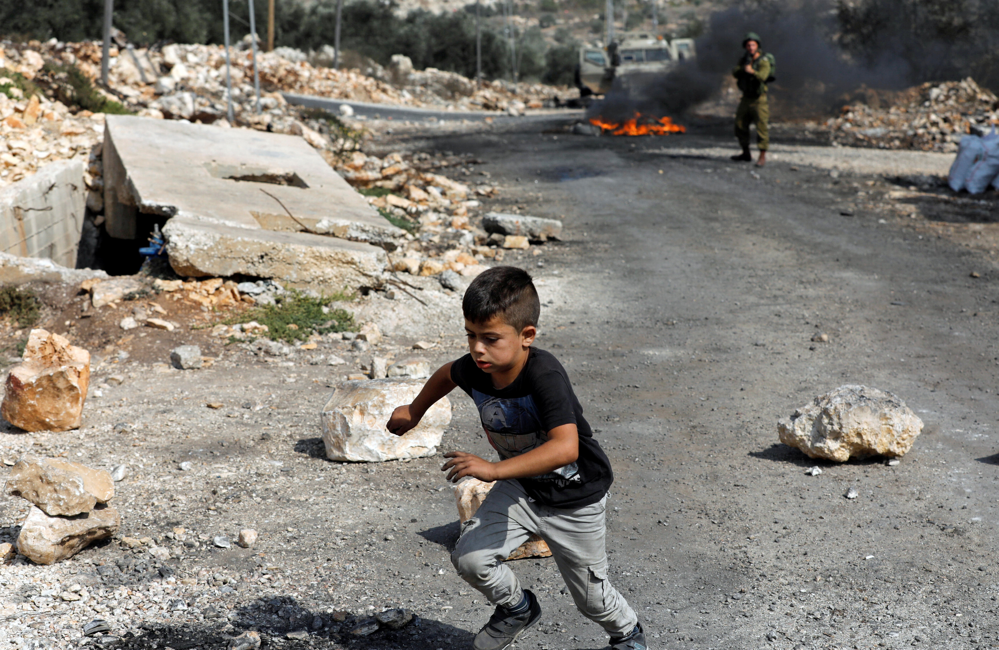 طفل فلسطينى يواجه قوات الاحتلال بالضفة الغربية