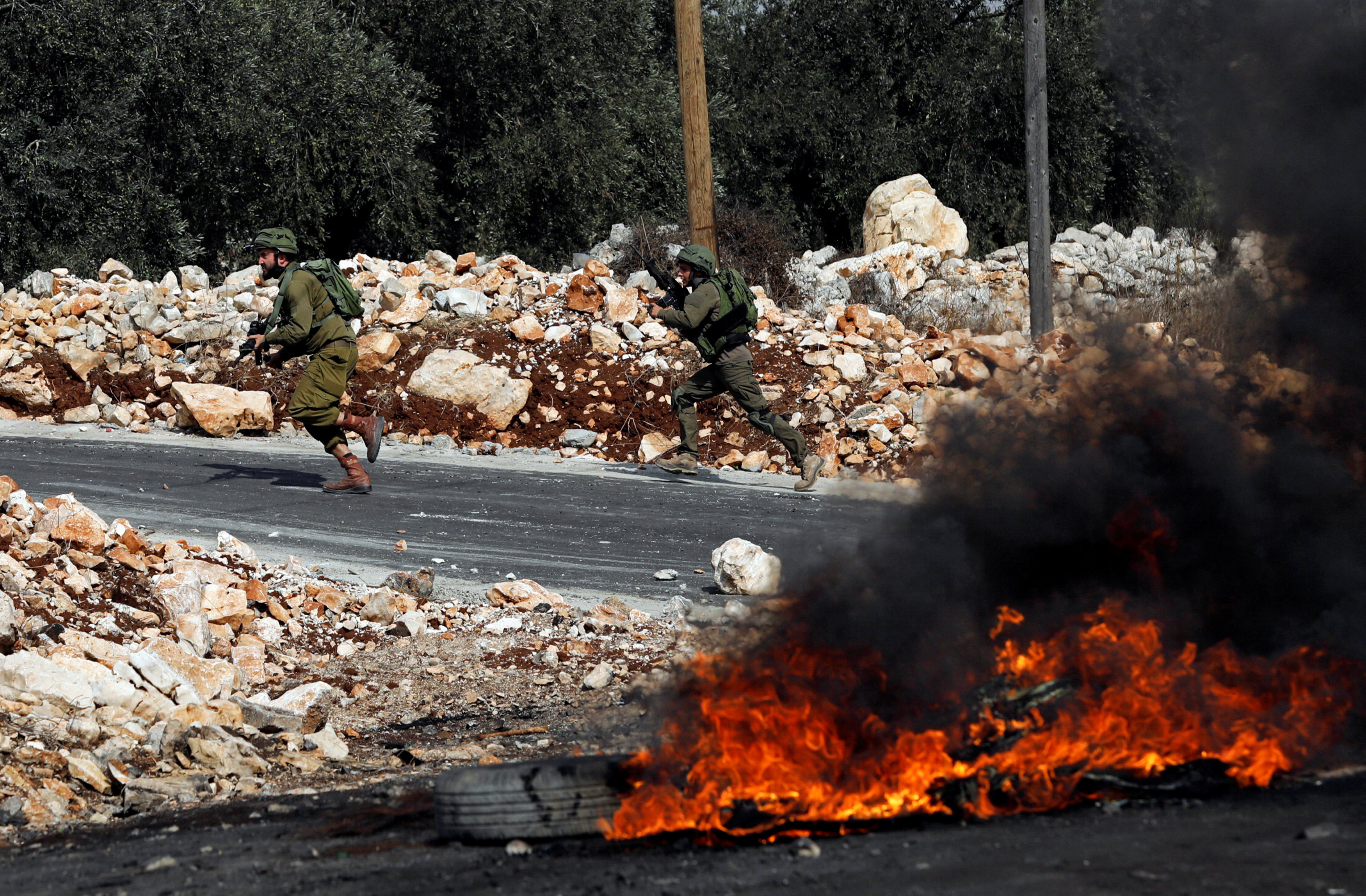 فرار جنود الاحتلال الإسرائيلى أمام حجارة الشباب الفلسطينيين