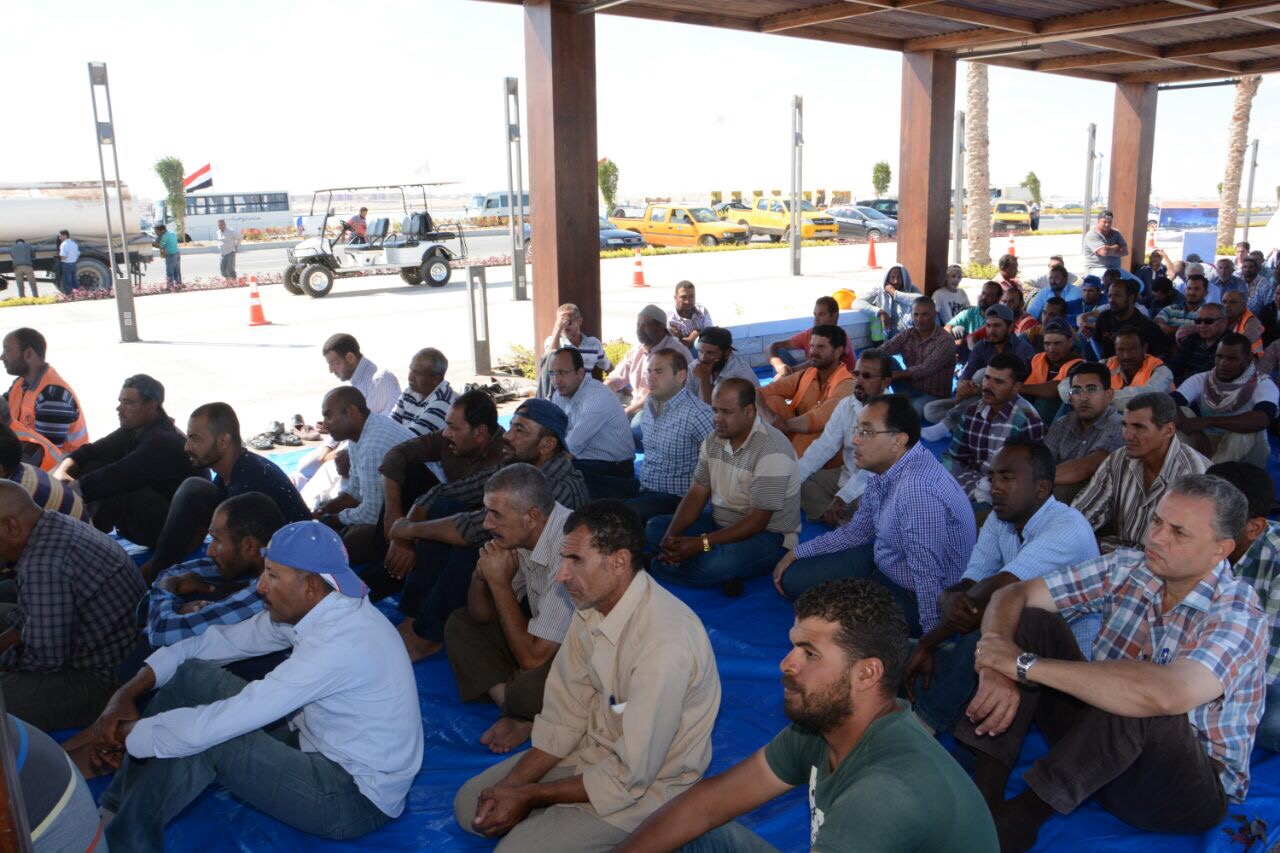 وزير الإسكان يصلى الجمعة وسط عمال المقاولون العرب بمدينة العالمين (1)