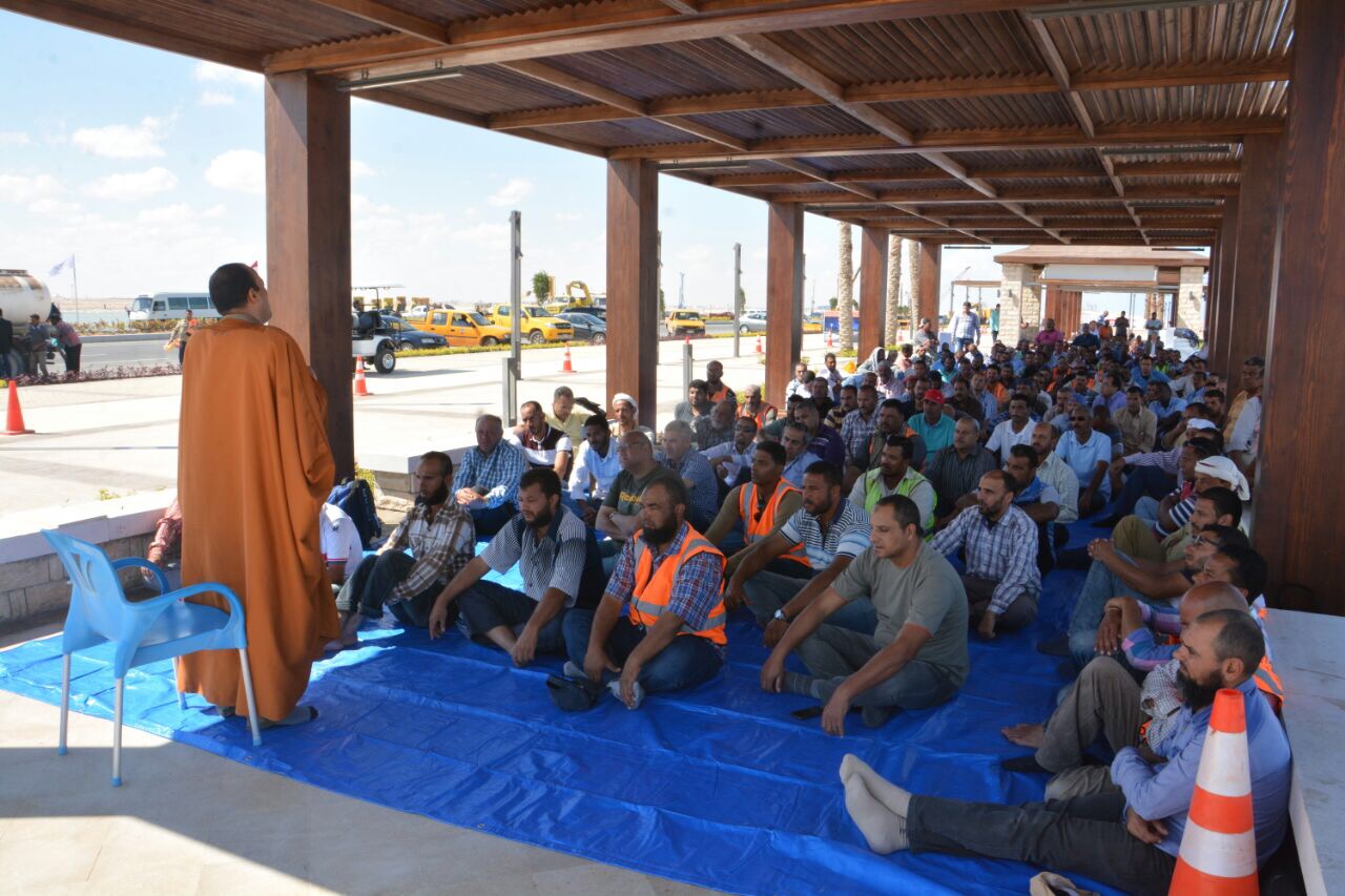 وزير الإسكان يصلى الجمعة وسط عمال المقاولون العرب بمدينة العالمين (4)