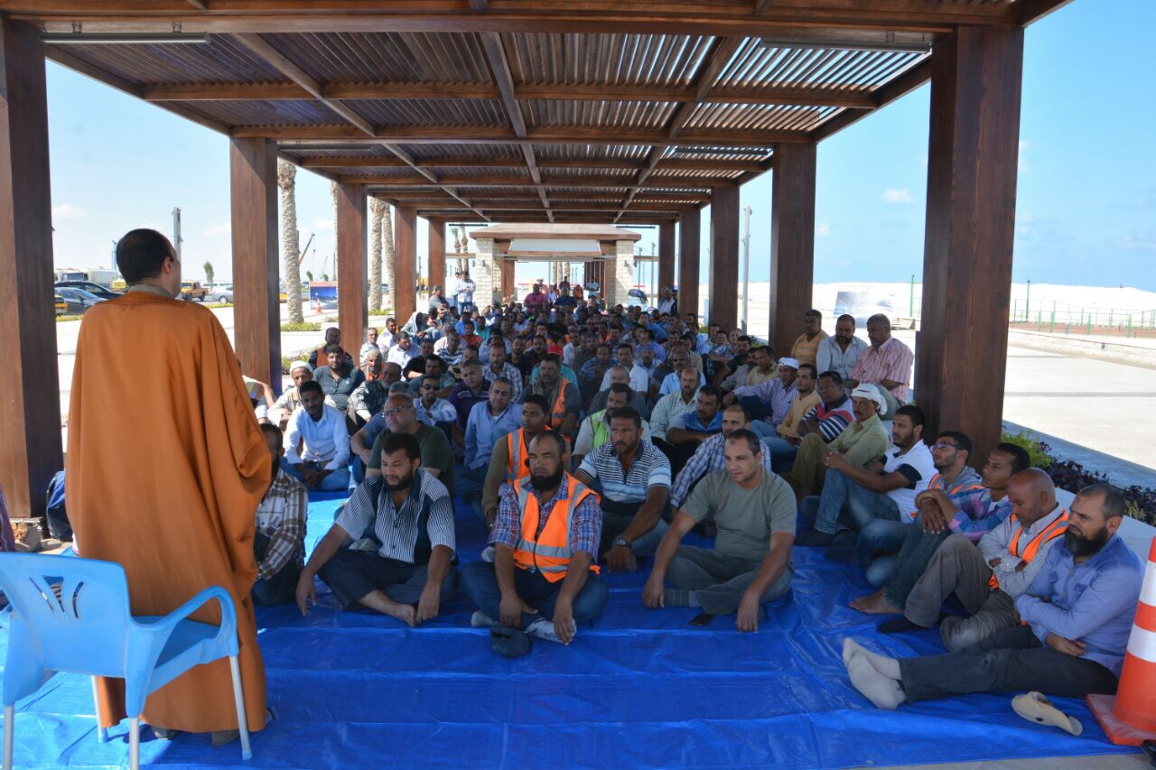 وزير الإسكان يصلى الجمعة وسط عمال المقاولون العرب بمدينة العالمين (2)