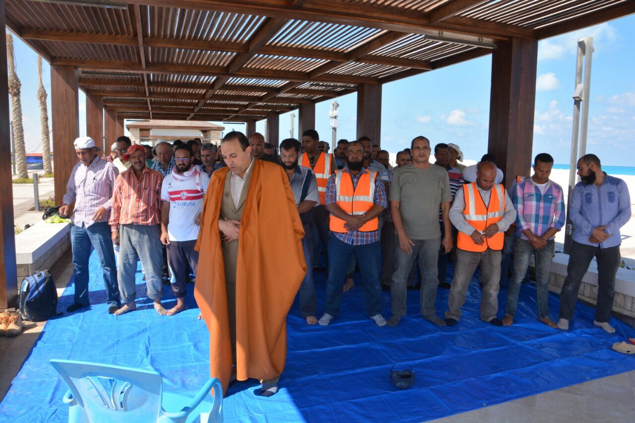 وزير الإسكان يصلى الجمعة وسط عمال المقاولون العرب بمدينة العالمين (5)