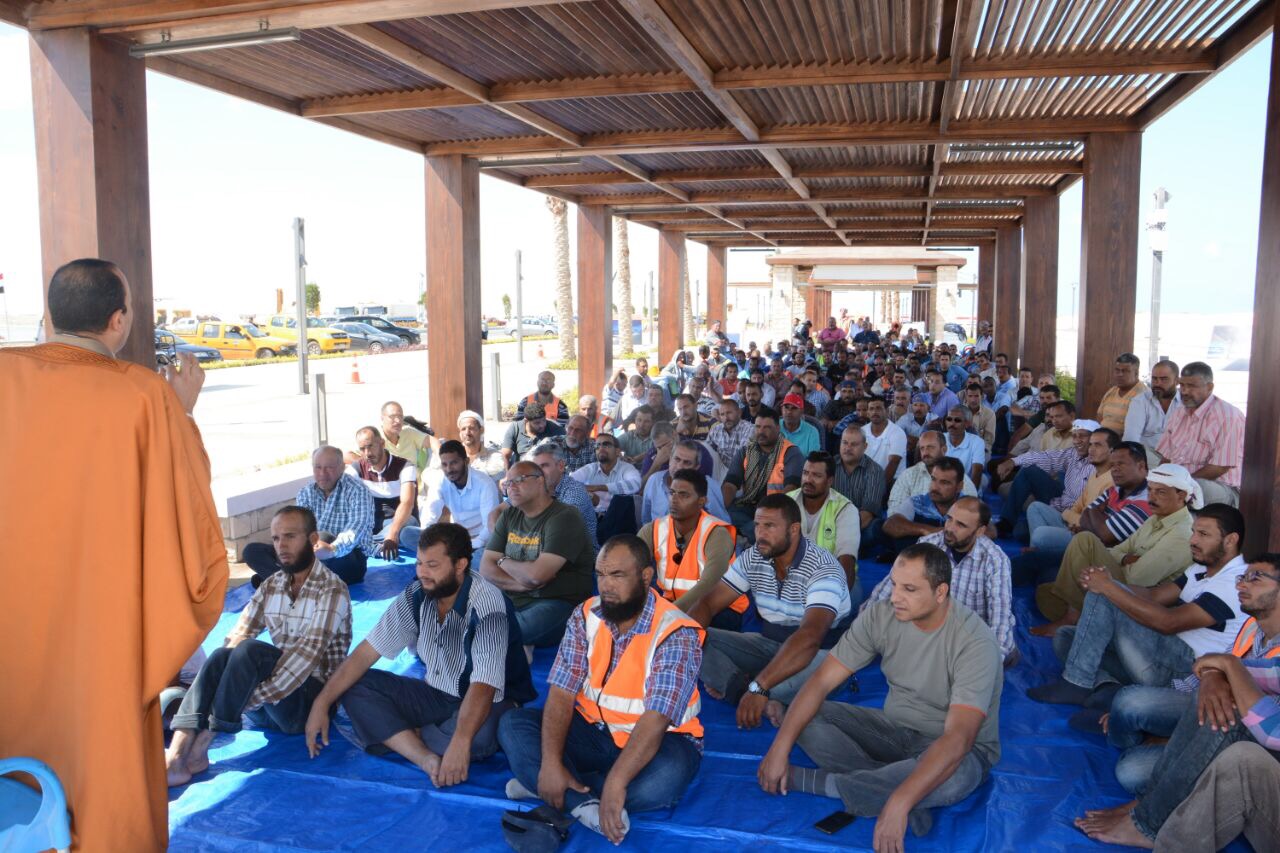 وزير الإسكان يصلى الجمعة وسط عمال المقاولون العرب بمدينة العالمين (6)