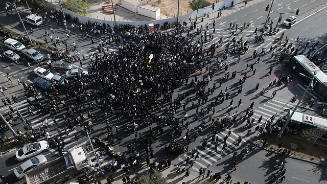 آلاف اليهود يحتجون ضد التجنيد الإرجبارى بإسرائيل