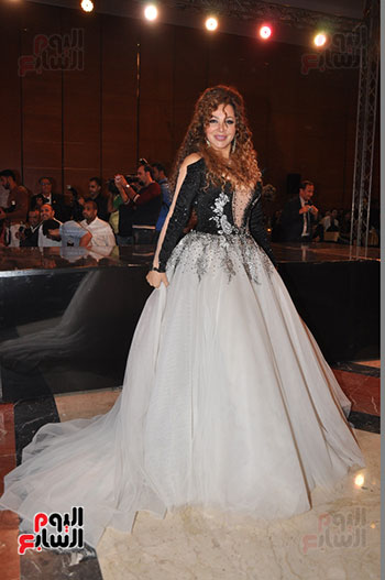 متسابقات ملكة جمال العرب يقدمن عرض أزياء من توقيع محمد نور   (2)